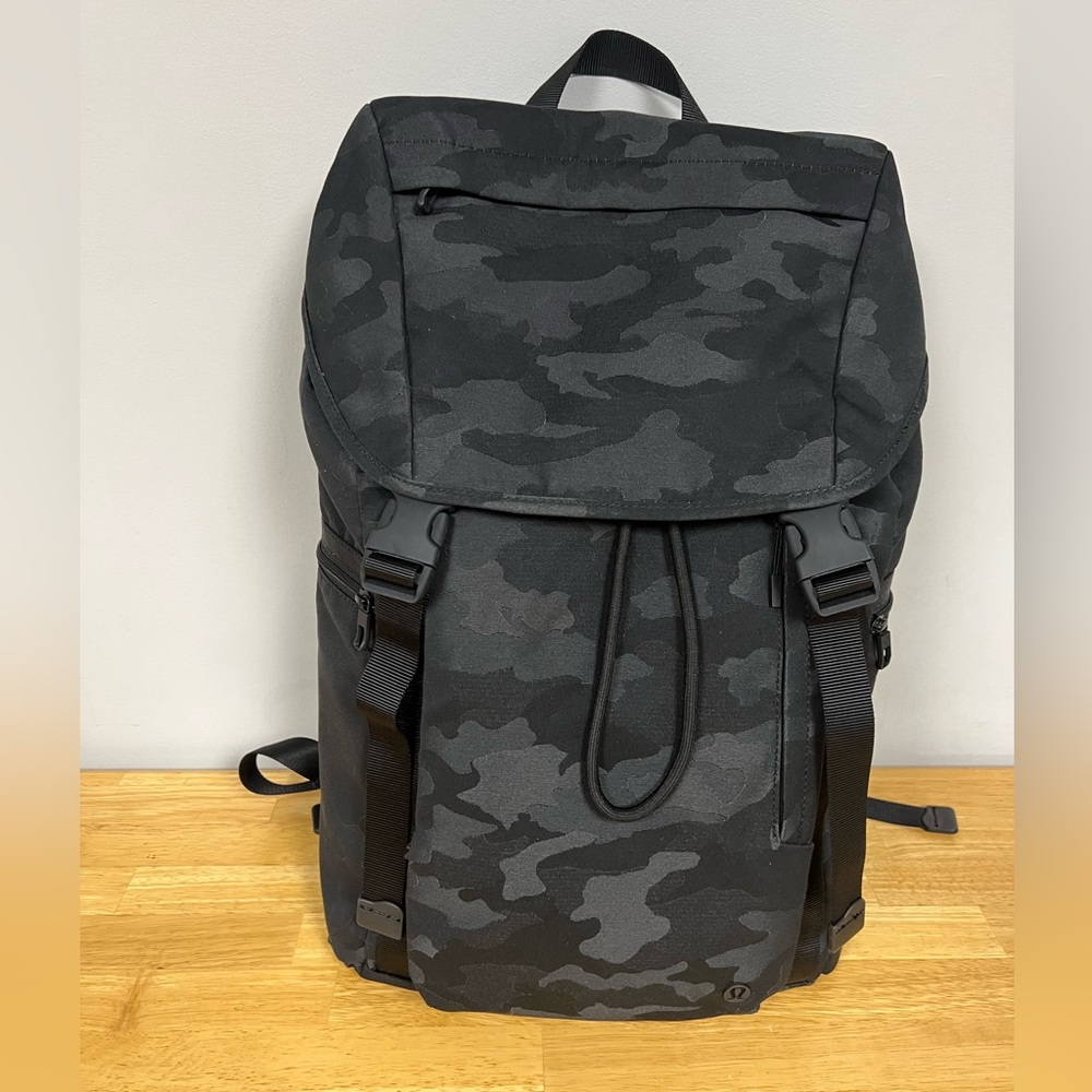 Lululemon Command The Day Backpack (Black Camo)